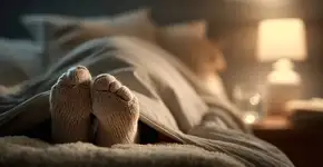 O que significa se você gosta de dormir de meias, segundo a psicologia