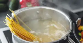 Não jogue fora a água do macarrão: saiba qual o uso você pode dar a ela no jardim