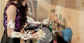 Fotógrafa transformou as amigas em personagens e suas casas em cenários; leia entrevista