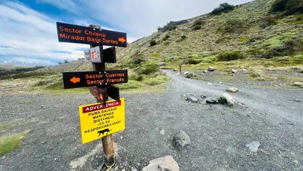 Sinalização para mais trilhas em um dos passeios de Torres del Paine dentro do programa do hotel Las Torres Patagonia
