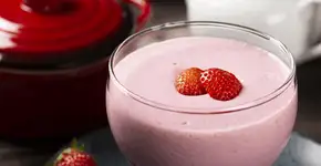 Tenha uma sobremesa de morango deliciosa para servir os seus convidados feita em apenas 2 minutos