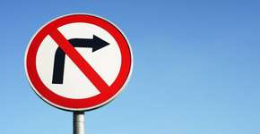 Cidadão alerta para proliferação da dengue em canos de placas de trânsito