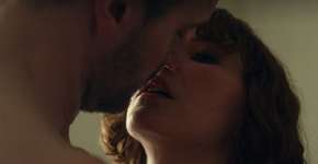 A cena do travesseiro desta série erótica está dando o que falar