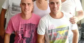 Família raspa a cabeça para apoiar mãe em tratamento contra o câncer