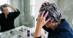 Confira como lavar o cabelo branco pra tirar aquele tom amarelado que fica com o sol