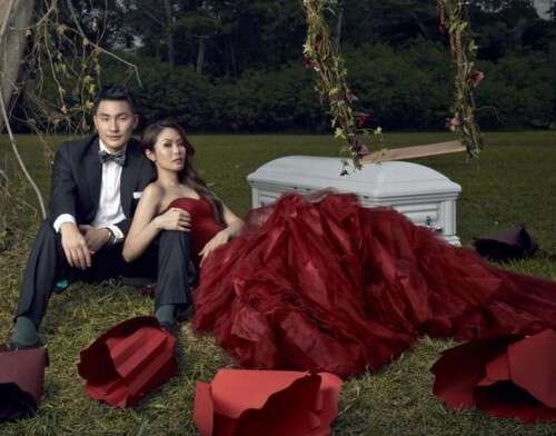 Noivos posaram em um caixão (Imagem: Divulgação/Jenny Tay)