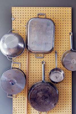 Placas de metal são uma alternativa para pendurar utensílios de cozinha - Imagem: Hannah Messinger
