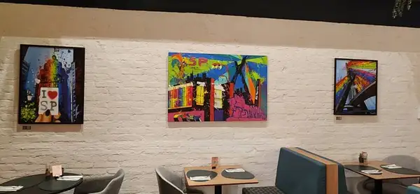 Quadros do artista Gil Motta em exposição  no INNSiDE São Paulo Iguatemi