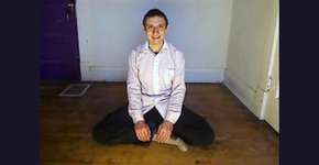 Homem se filma sentado e sorrindo quatro horas seguidas por dia