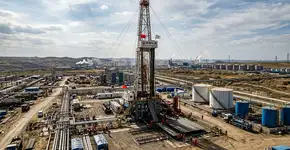 A China identificou mais de 200 depósitos minerais, incluindo 13 campos de petróleo e 26 de gás, com reservas que somam 100 milhões de toneladas e prometem transformar o cenário energético global