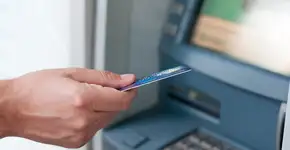 Falha no banco fez homem sacar dinheiro infinito e ficar milionário