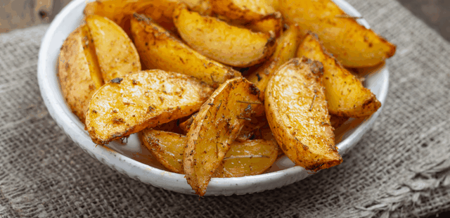 Aprenda a fazer uma batata rústica na air fryer que fica super crocante e deliciosa