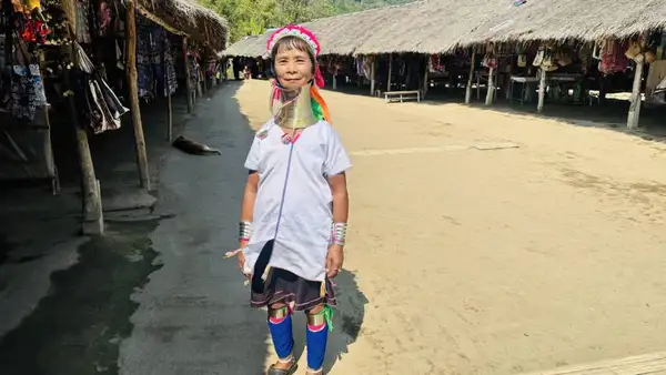 Karen - nome do grupo de mulheres conhecidas por mulher-girafa, por usar colares de metal que chegam a pesar 6 kg