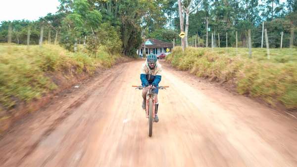 De bicicleta, o percurso de mais de 320 km dura cerca de 5 dias