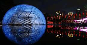 Em homenagem à lua cheia, pavilhão é construído com garrafas plásticas e luzes LED em Hong Kong