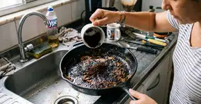 Derramar café em panelas: Para que serve e por que é útil