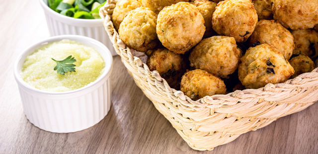 Junte as sobras do arroz e faça um bolinho delicioso e vegano para petiscar