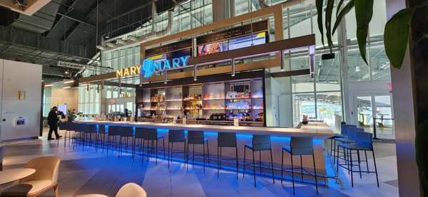 Já na área de embarque a estação tem loja e um bar