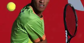 Entidade luta para que jovem promessa vire tenista profissional