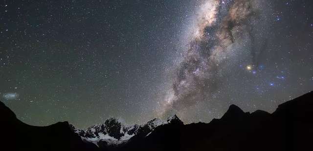 Exposição ‘Cosmontanhas – Uma jornada entre o céu e a Terra’