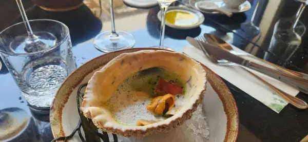 Ensopado de moluscos e camarões