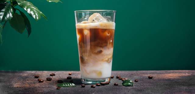 Faça leite gelado com café para se refrescar pela manhã