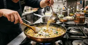 Os chefs italianos concordam: “Para que o risoto fique perfeito, é preciso adicionar uma concha de caldo quente antes do queijo.”