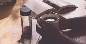 Beber café ao acordar faz mal? Sem comprovação, dúvida se espalha nas redes