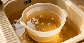 Seus potes de plástico fedem e você não está lavando do jeito certo