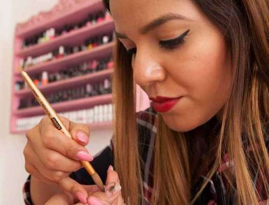 Manicures do salão Miss Uñas podem decorar as unhas de suas clientes com singelos escorpiões