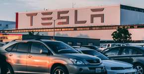 Empresa de Elon Musk surpreende e lança táxi que dirige sozinho