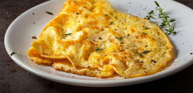 Omelete mediterrâneo delicioso para o café da manhã