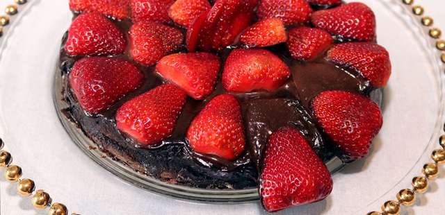 Faça uma deliciosa torta de morango com chocolate para toda a família