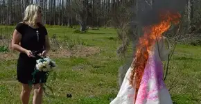 Mulher faz ensaio queimando vestido de noiva após traição