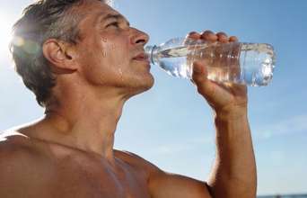 Secondary news: Beber água do jeito errado prejudica sua hidratação no verão e você precisa saber o motivo