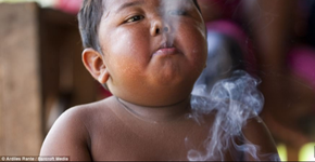 Bebê fumante da Indonésia cresce saudável após luta contra vícios