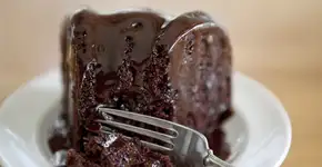 Bolo de chocolate sem farinha de trigo e fácil de fazer
