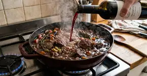 O melhor ensopado de carne não precisa de água. Ele é feito com 500 ml de vinho tinto e 2 litros de caldo