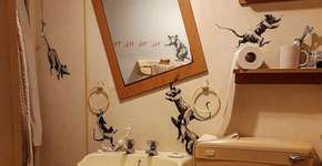 Banksy faz intervenção artística no banheiro de casa durante quarentena