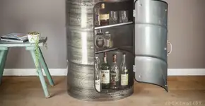 Tambores de óleo reciclados viram móveis e objetos de decoração