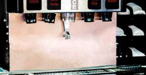 Ministério da Saúde proibirá refil de refrigerante e sal na mesa