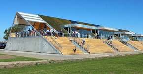 Com telhados verdes e design eficiente, sede de clube de futebol da Dinamarca se torna espaço de convivência para a população