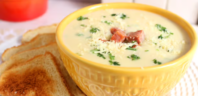 Sopa de alho-poró com calabresa é uma explosão de sabores