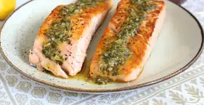 Salmão na manteiga com ervas; aprenda a fazer