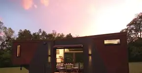 Resíduos de plantações de café energizam minicasa sobre rodas