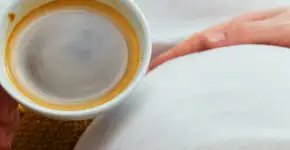 É aconselhável tomar café durante a gravidez?