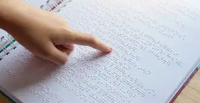 Curso gratuito ensina Braille para não cegos com aulas online e certificado