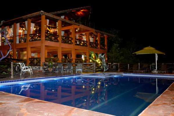 Vista da piscina da Pousada Inácia