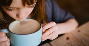 Agência faz alerta para pais não darem café a crianças; entenda