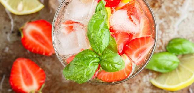 Faça uma deliciosa vitamina de morango com manjericão